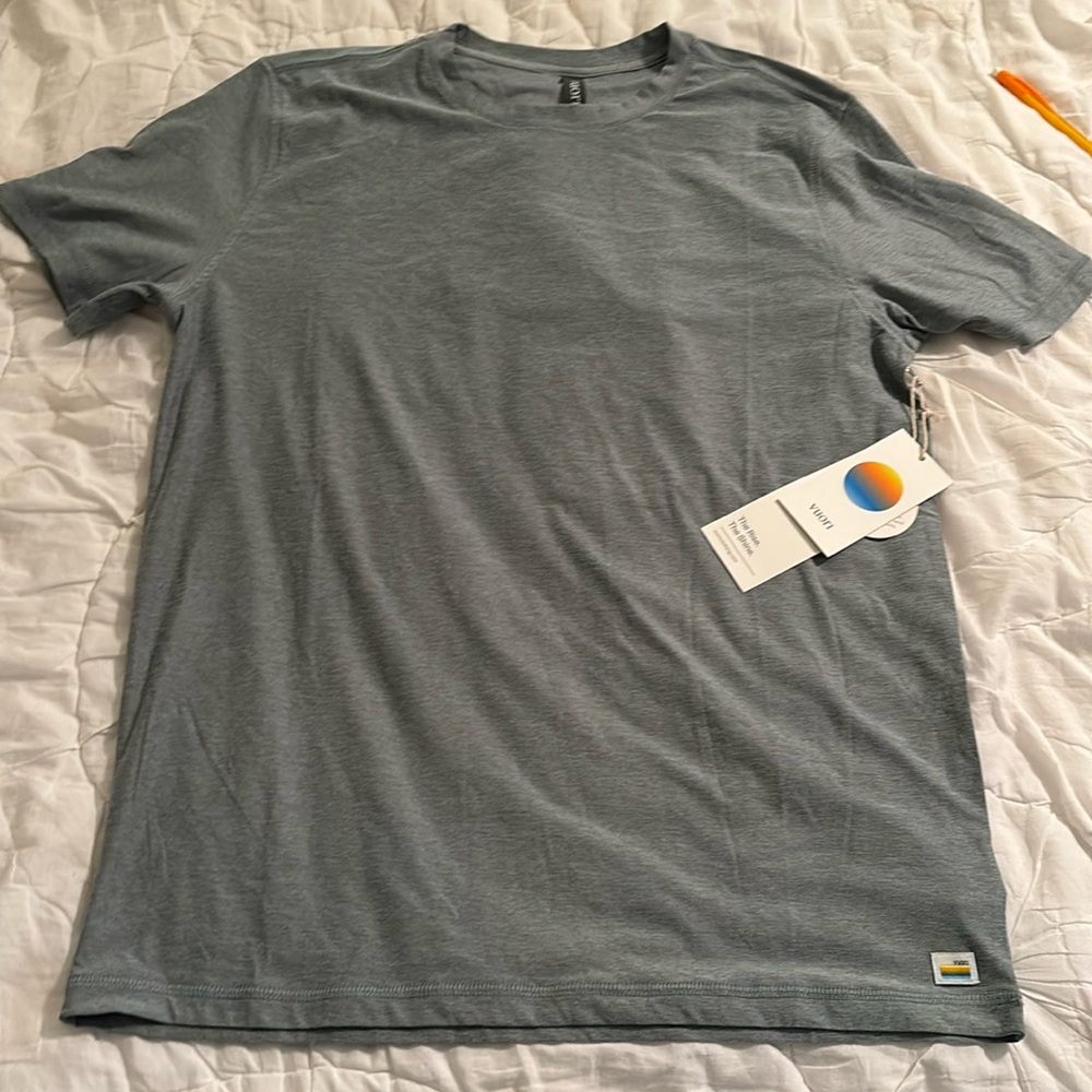 NWT Men’s Medium Vuori Gray Strato Tech Tee